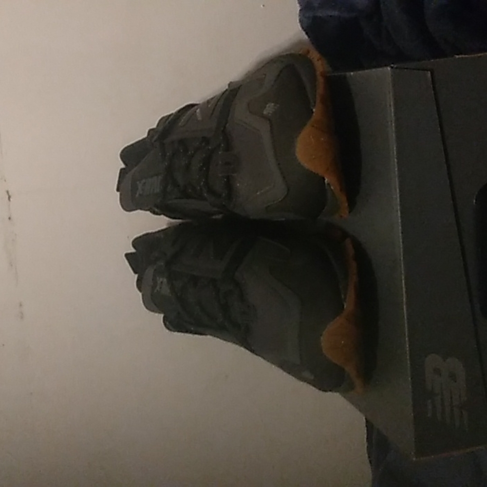 New Balance - Picture 2 of 4